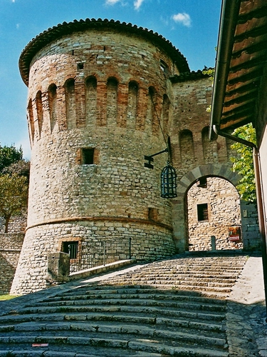Immagine con torre, castello, scala, arco, gradini, porta, scalinata