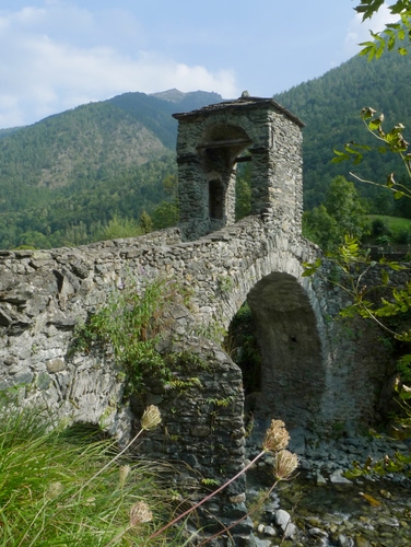 Immagine con ponte, fiume, verde, arco, montagne, sassi, pietra, piante, montagna