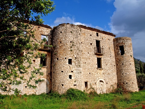 Immagine con finestre, castello, cielo, albero, erba, balcone, rudere, torri, nuvole, prato, torrioni, verde, porte, rami, torre