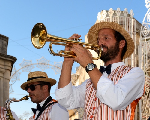 Immagine con tromba, orologio, barba, occhiali, musicisti, cappelli, cappello, camicia, sassofono, papillon, cielo, musica, nero, paglietta, suonatori, suonare, ottoni, gilet, gilè, due, musicista