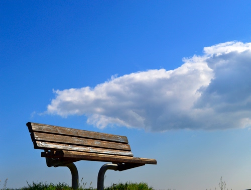 Immagine con cielo, panchina, legno, nuvola, erba, nuvole, azzurro