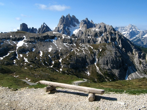 Immagine con panchina, montagna, neve, panorama, cime, montagne, verde, roccia, legno