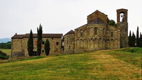 Immagine con chiesa, alberi, prato, campanile, cipressi, verde, campana, abside, erba, archi, campagna, finestre