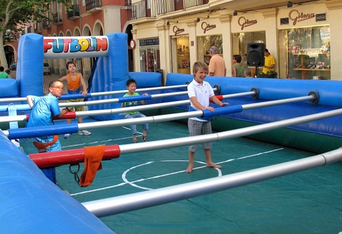Immagine con bambini, vetrine, gioco, blu, calcio, negozi, campo, verde, giocare, biliardo, scritte, balilla