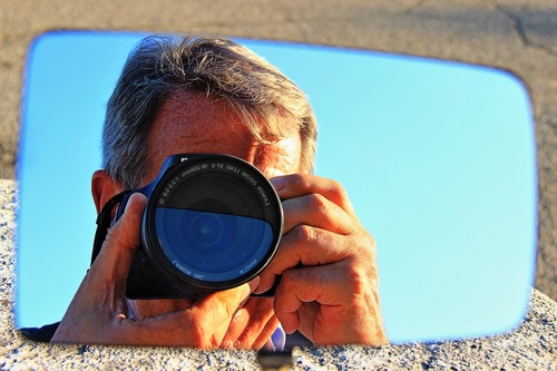 Immagine con obiettivo, specchio, mani, fotografo, autoritratto, riflesso, uomo, azzurro, canon, dita, obbiettivo, macchina, fotocamera, selfie, capelli, specchietto