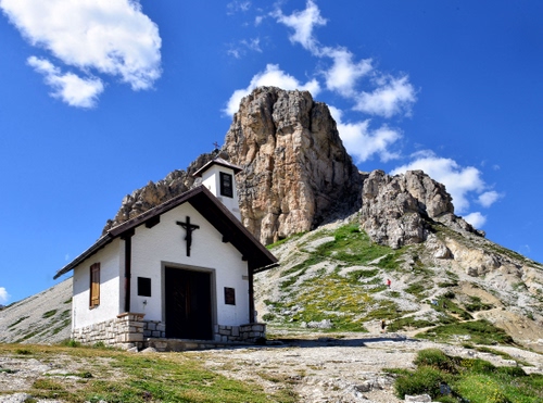 Immagine con montagna, chiesetta, chiesa, croce, nuvole, cielo, crocifisso, rocce, monte, azzurro