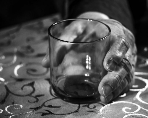 Immagine con bicchiere, mano, vetro, bianconero, trasparenza, unghie, tavolo, dita, trasparenze, bicchieri