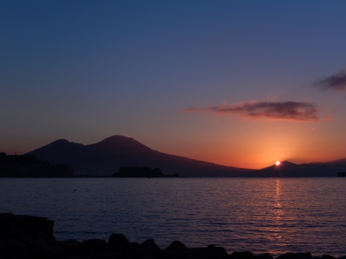 Immagine con tramonto, mare, acqua, sole, montagne, nuvole, montagna, arancione, cielo, controluce, lago, alba, scogli, riflesso