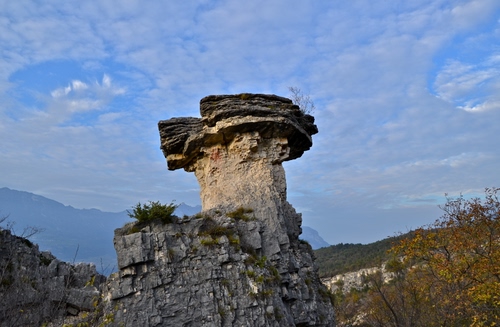 Immagine con nuvole, cielo, montagne, alberi, roccia, montagna, rocce, pietra, azzurro, masso, verde, pietre, erba, rami, erosione