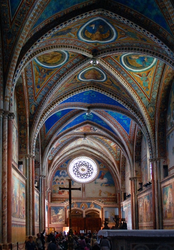 Immagine con rosone, affreschi, chiesa, croce, navata, archi, altare, interno, persone, colonne, soffitto, vetrata, dipinti, volta, basilica, colori, visitatori, arcate