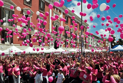 Immagine con rosa, palloncini, nuvole, cielo, finestre, persone, donne, bianco, palazzi, case, manifestazione, tanti, gente, azzurro, folla