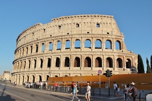 colosseo, archi, turisti, strada, roma, semaforo, anfiteatro, cielo, persone, azzurro, monumento, alberi, antico, arena, gente, rudere
