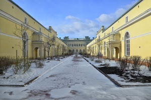 neve, inverno, giallo, finestre, nuvole, cielo, bianco, palazzo, giardino, archi, piante, prospettiva, palazzi, simmetria, aiuole, arbusti, azzurro, viale