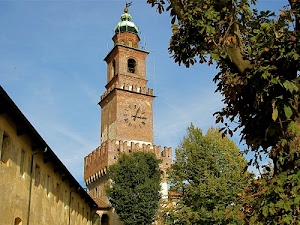 orologio, alberi, merli, torre, campanile, cielo, finestre, verde, azzurro, foglie, lancette, castello, numeri, cupola, albero, palazzo, banderuola, edificio