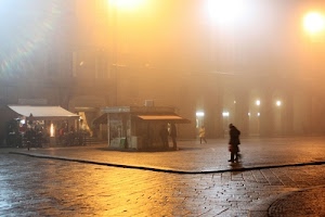luci, nebbia, edicola, piazza, sera, persone, tende, foschia, negozi, notte, tenda, inverno, marciapiede, passanti, passante, strada, luce, lampioni, vetrine, portici, giallo