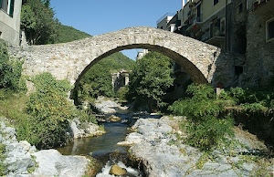 ponte, verde, acqua, case, arco, fiume, cielo, piante, torrente, rocce, alberi, pietre, azzurro, sassi, antico, cespugli, massi, ruscello, roccia, montagna