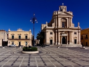 chiesa, piazza, lampione, croce, aiuola, geometrie, statue